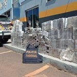 PF e Polícia Rodoviária apreendem mais de 400 kg de cocaína em fundos falsos de caminhão durante Operação Carnaval em Jaú
