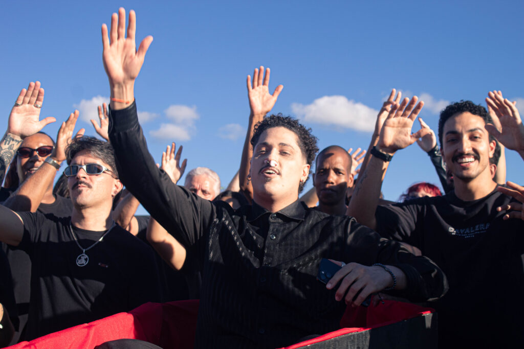 Artista mineiro Pepi encena o próprio velório e marca nova fase com ‘Velório de Malandro’