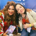 Middah Borges emociona público ao lançar autobiografia e transformar stand da Bienal em palco musical